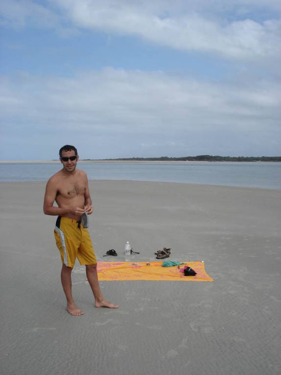 Piquenique na ponta sul da Ilha do Cardoso - SP. Paraná ao fundo.